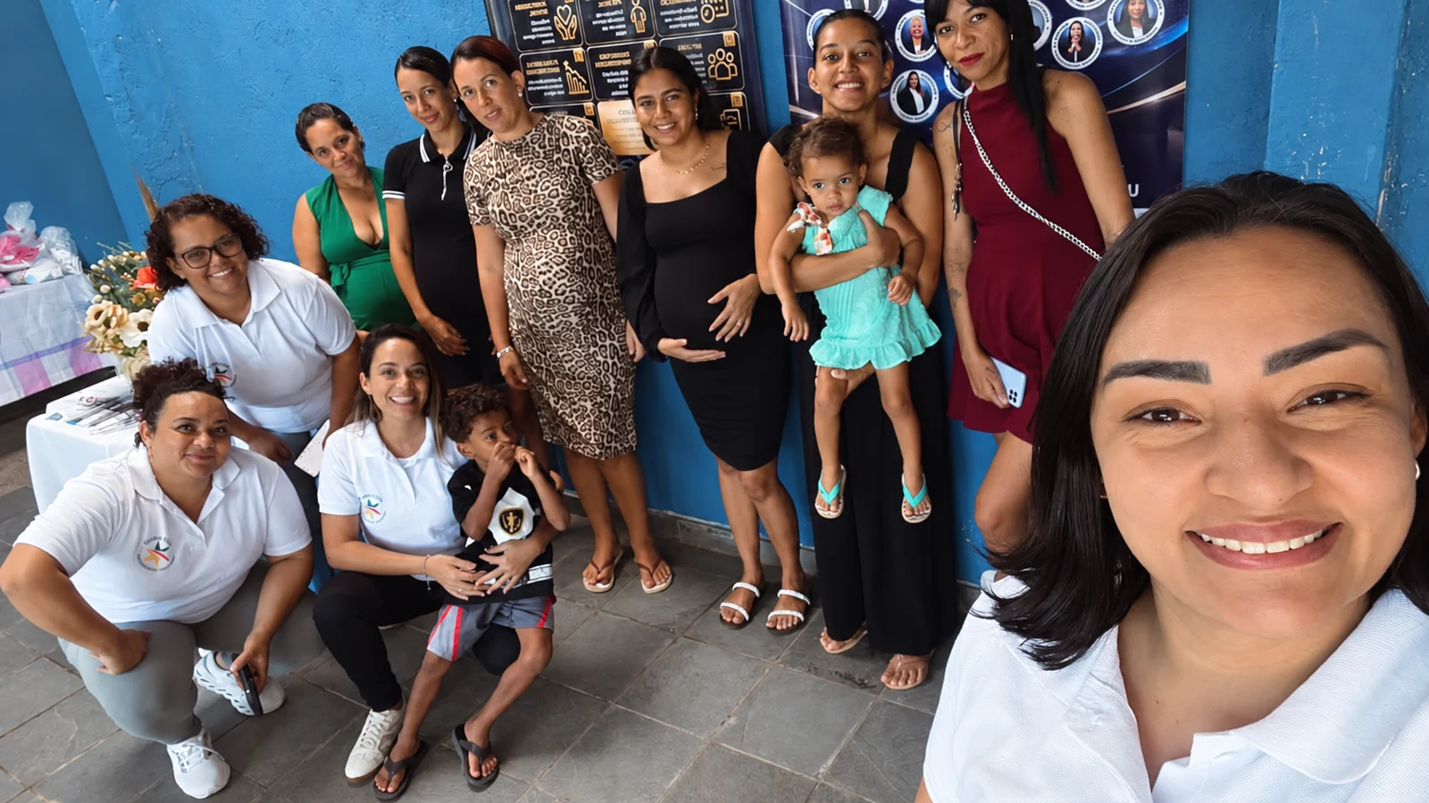 Registro de participantes e equipe em uma ação social anterior da Isis Previ, foto 1